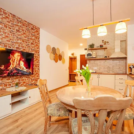 Golden 526 At Oak Apartment