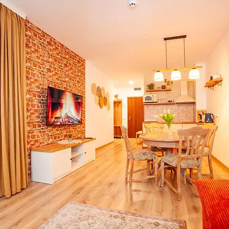 Golden 526 At Oak Apartment