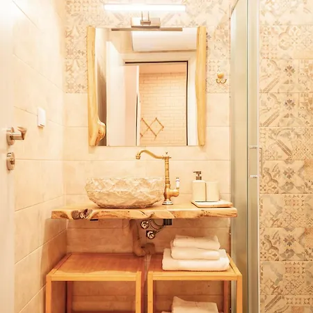 Golden 526 At Oak Apartment