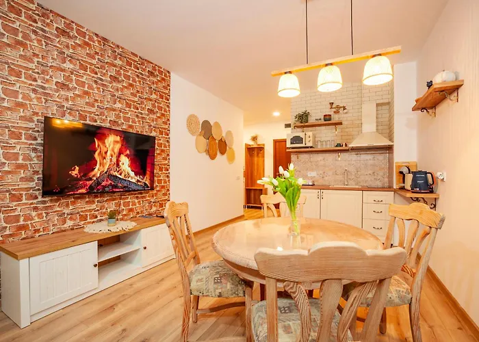 Golden 526 At Oak Apartment