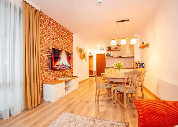 Golden 526 At Oak Apartment