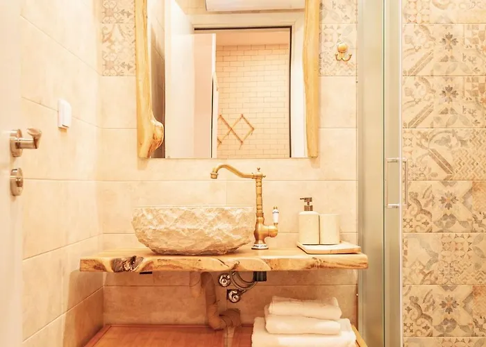 Golden 526 At Oak Apartment